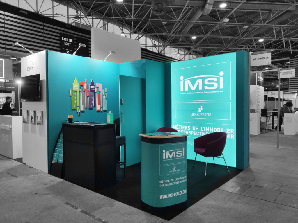 Stand modulaire conçu par AB Prestige Communication pour l’IMSI Groupe IGS, avec structure lumineuse et espace d’accueil professionnel.