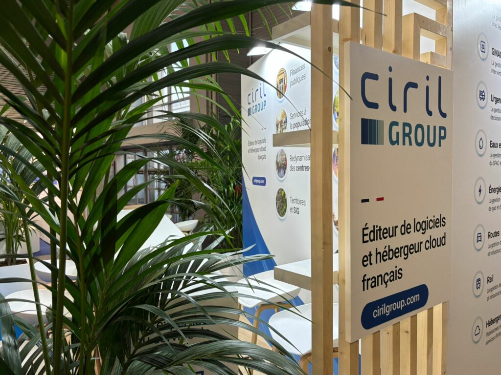 Stand Ciril Group 25m2 avec végétation et structure bois au Salon des Mairies.