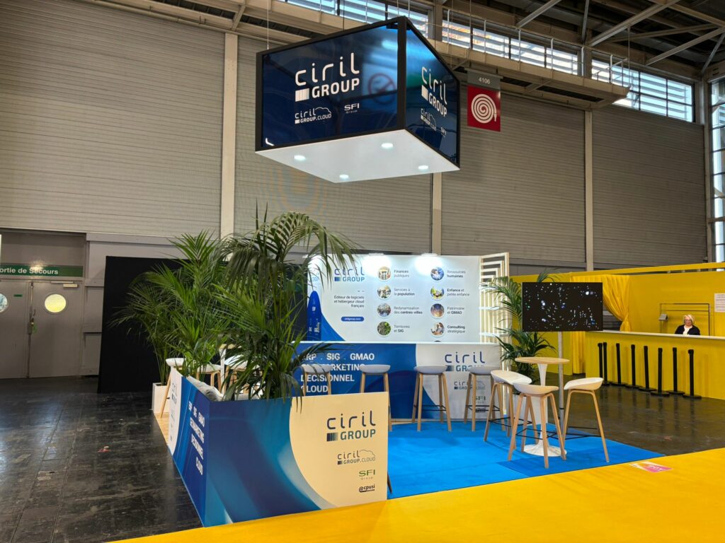 Stand Ciril Group avec signalétique haute, panneaux métiers et végétation intégrée.