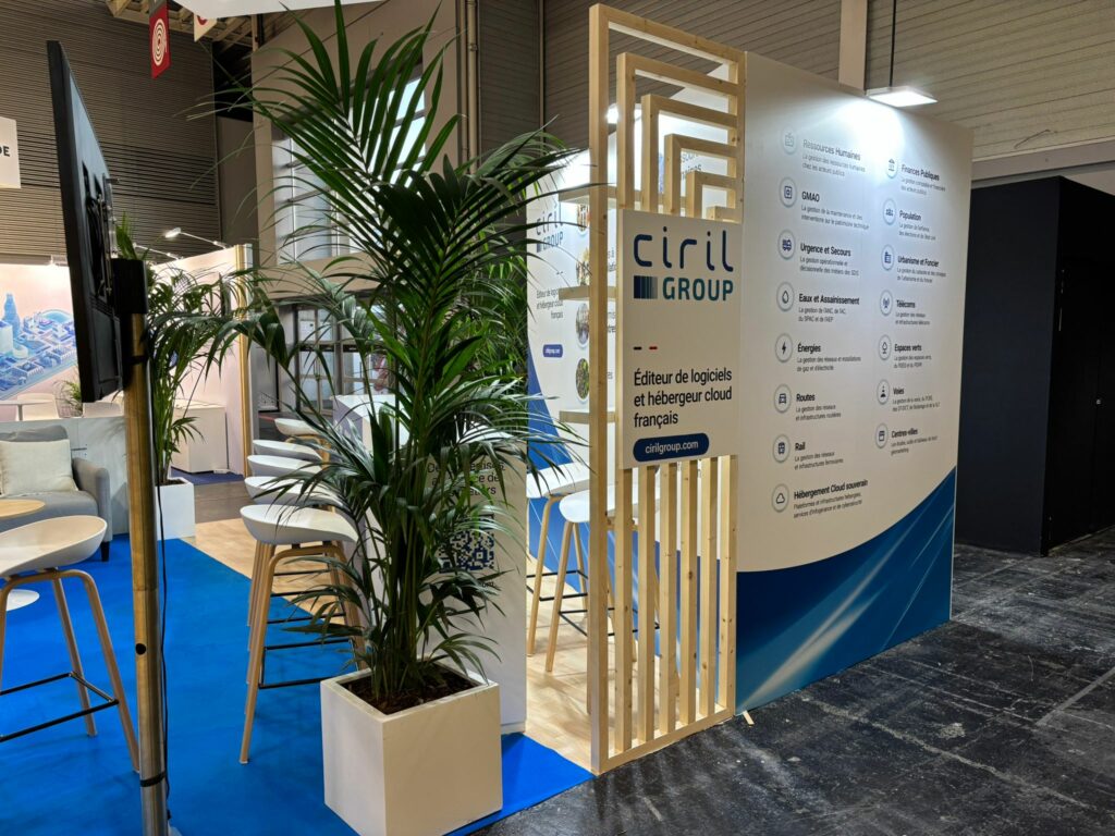 Espace d’accueil du stand Ciril Group avec assises et panneaux d’information.