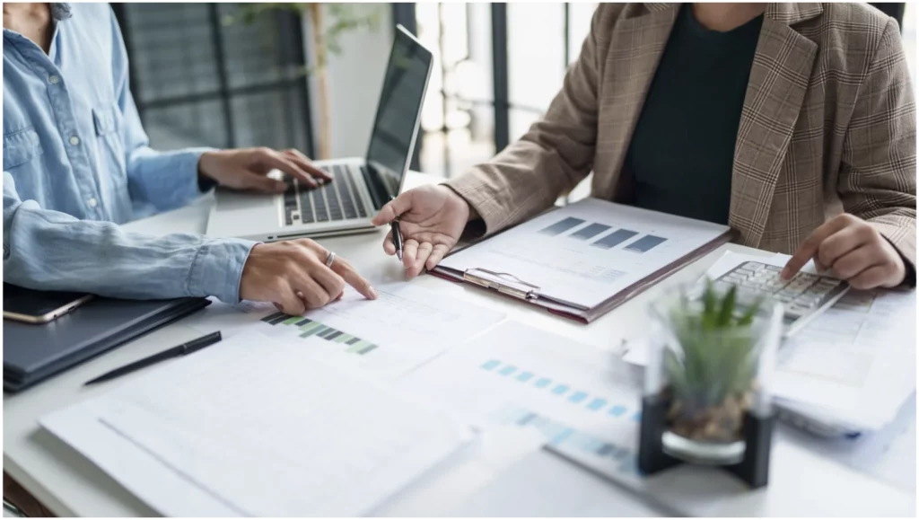 Réunion de préparation et devis pour un projet de stand design Paris